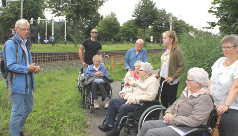 Bewoners zorgcentrum Vreeswijk wandelen met natuurgids