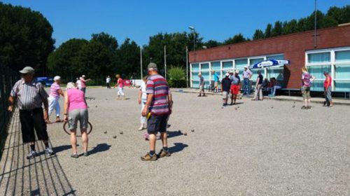 Leden Senioren Zomerschool spelen potje pétanque