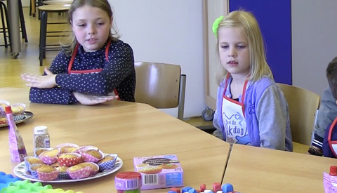 Kinderen BSO de Panter aan de Kastanjestraat bakken voor Ivoorkust