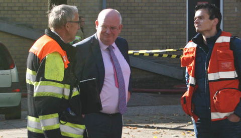 Burgemeester bezoekt afgebrand gebouw aan de Erfstede