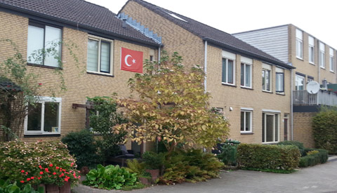 Bewoners wijk Fokkesteeg voelen zich geïntimideerd door Turkse vlag in de wijk