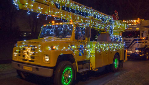 Colonne verlichte vrachtwagens door de wijken van Nieuwegein