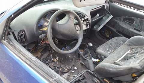 Vandalen vernielen auto met vuurwerkbom