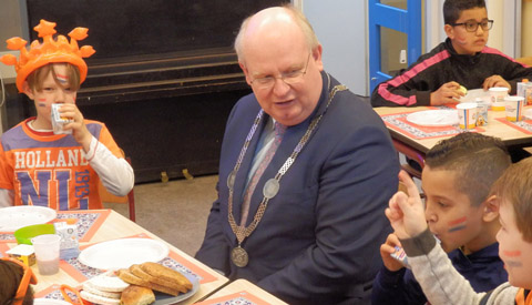 Leerlingen Koningin Beatrixschool ontbijten met de burgemeester