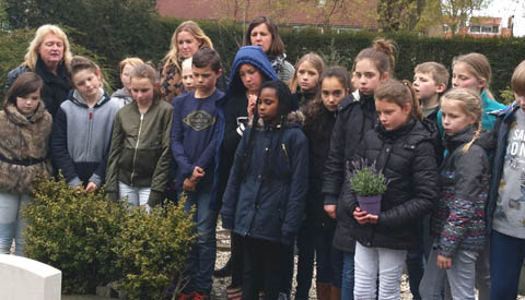 Leerlingen groep 7 Willem Alexander school bezoeken graf soldaat Hooper