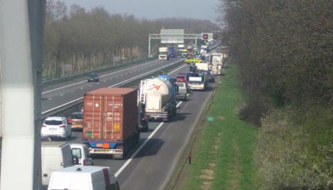 Motorrijder gewond door klapband van vrachtwagen