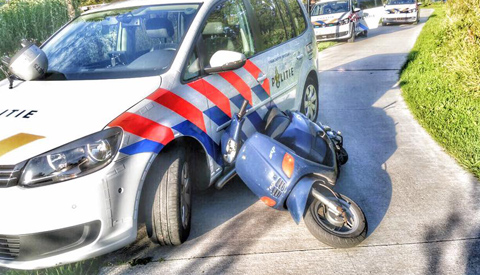 Politie pakt roekeloze scooterrijder op