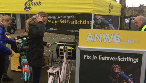Repair Café Nieuwegein: ‘Vervang jij een kapotte fietslamp meteen?’