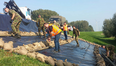 Crisisoefening Deining en doorbraak: Lekdijk bij Fort Vreeswijk ingepakt