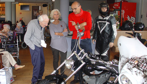 Leden Motorclub Nieuwegein brengen bezoek aan Zorgcentrum Vreeswijk