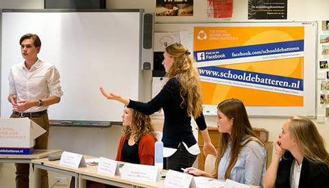 Leerlingen Anna van Rijn en Oosterlicht debatteren over LHBT-emancipatie en stemplicht tijdens NK Debatteren voor Scholieren
