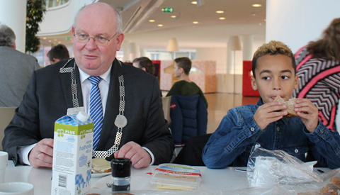 Leerlingen ontbijten samen met burgemeester en wethouder in het Stadshuis Nieuwegein