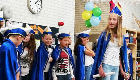 Kinderen Lucasschool Galecop houden Carnavalsoptocht