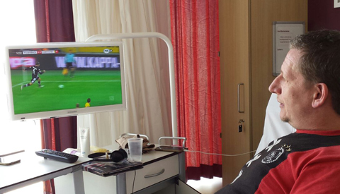 Je favoriete voetbalwedstrijd nu live vanuit je ziekenhuisbed