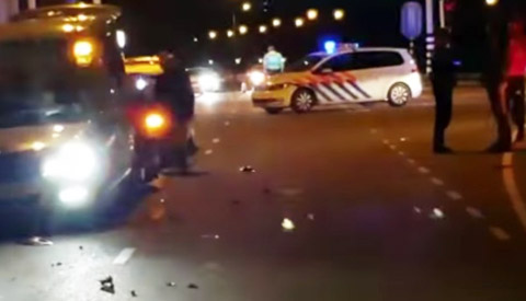 Meisje op scooter botst met twee auto’s op de A.C. Verhoefweg