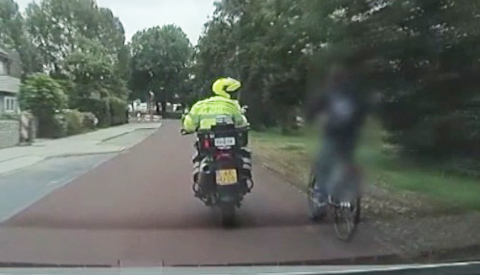 Viedeo: Politie legt arrestatie fietsendief vast via dashcam