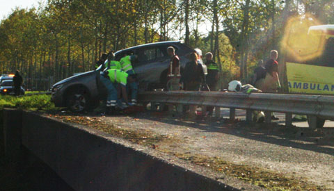 Auto belandt op vangrail bij ongeval op de A.C. Verhoefweg