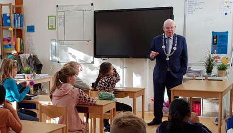 Basisschool de Toonladder en burgemeester Backhuijs en wethouder Kuiper geven goede voorbeeld tijdens het Nationaal Schoolontbijt