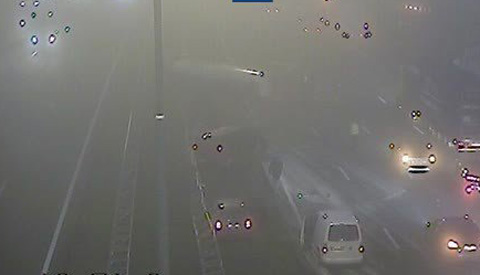Vrachtwagen kantelt bij Nieuwegein in dichte mist