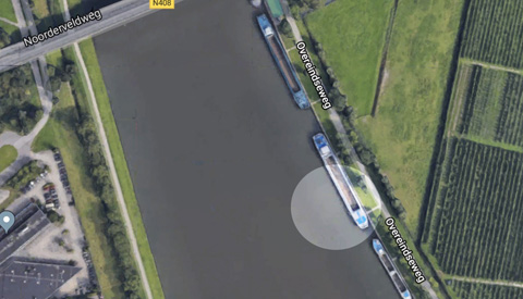 Auto in Amsterdam-Rijnkanaal, niemand gewond