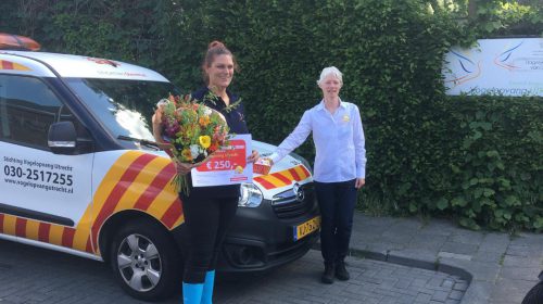 Bloemen en een cheque van 250 euro voor Nieuwegeinse dierenhulpverlener