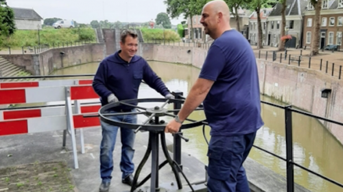 Sluisdeuren Oude Sluis in Vreeswijk gesloten vanwege hoog water