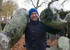 Start kerstbomenverkoop bij de Nicolaas- en de Barbarakerk in Nieuwegein