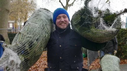 Start kerstbomenverkoop bij de Nicolaas- en de Barbarakerk in Nieuwegein