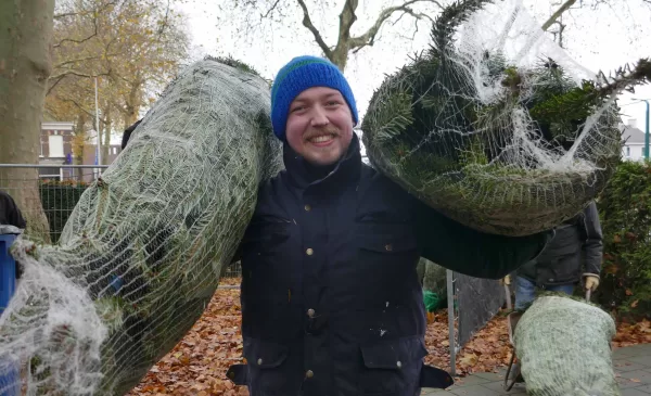 Start kerstbomenverkoop bij de Nicolaas- en de Barbarakerk in Nieuwegein