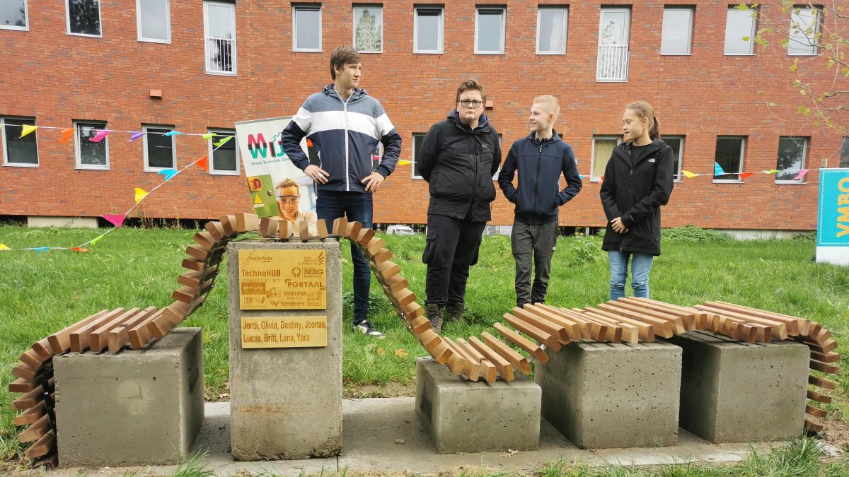 landen Belachelijk Afwijzen Studenten Tech Campus bouwen mee aan circulair bankje in Meanderpark  Nieuwegein - De Digitale Stad Nieuwegein