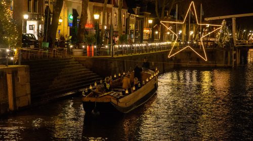 Kaarsjesvaart door Vreeswijk in kerstsfeer