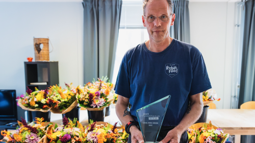 ‘Lokale held’ Frans Kamps in de bloemen gezet door de Nederlandse chrysantenkwekers