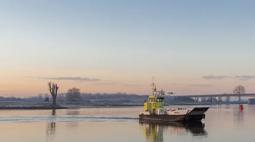 Veerpontje Vrevia vaart tijdens Landelijke Sinterklaasintocht