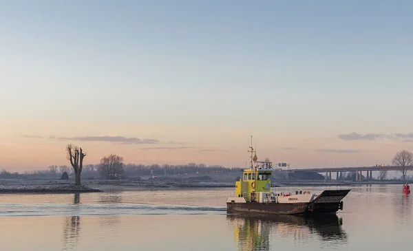 Veerpontje Vrevia vaart tijdens Landelijke Sinterklaasintocht