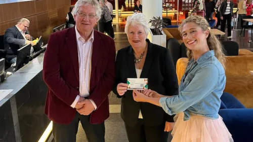 Prijswinnares Marja van Eijk ontvangt kaarten uit handen van hoofdrolspeelster Mascha van der Kuit