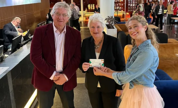 Prijswinnares Marja van Eijk ontvangt kaarten uit handen van hoofdrolspeelster Mascha van der Kuit