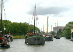 Grote Zomermarkt in Vreeswijk tijdens groots schepenspektakel