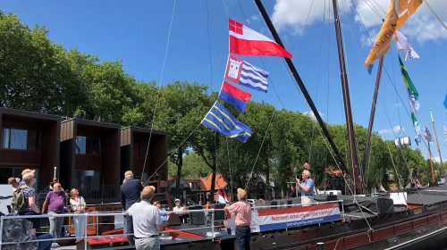 Vlaggen ceremonie bij de historische schepen in Vreeswijk
