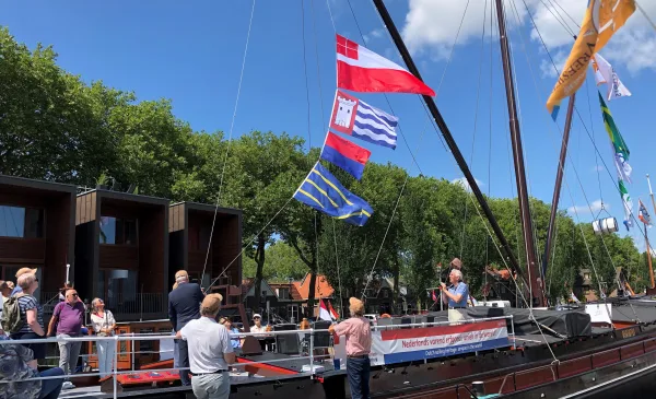 Vlaggen ceremonie bij de historische schepen in Vreeswijk