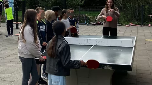 Tafeltennistalent Anisa motiveert kinderen basisschool De Toonladder