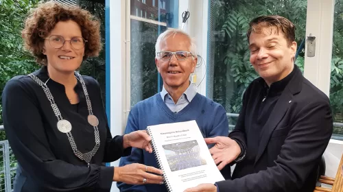 Burgemeester Marijke van Beukering neemt 7e Beiaardboek in ontvangst