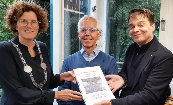 Burgemeester Marijke van Beukering neemt 7e Beiaardboek in ontvangst