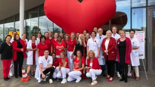 Antonius Ziekenhuis kleurt rood op Dress Red Day