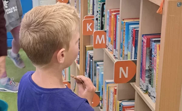 Feestelijke opening nieuwe schoolbibliotheken op de Beatrixschool