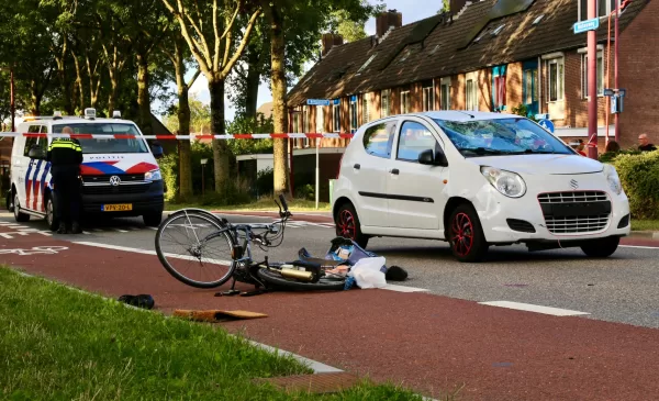 Batauweg afgesloten na ongeluk tussen fiets en auto