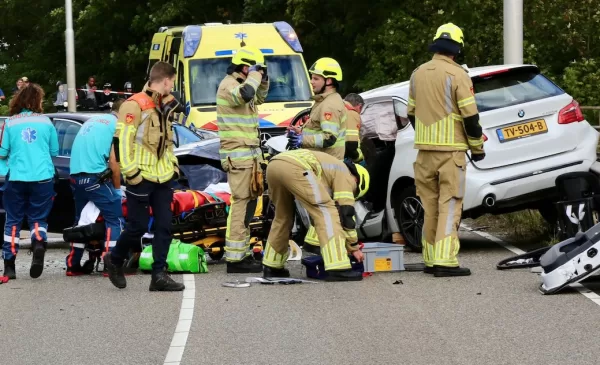 Twee auto’s frontaal op elkaar gebotst bij Jutphasebrug