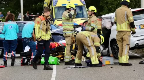 Twee auto’s frontaal op elkaar gebotst bij Jutphasebrug