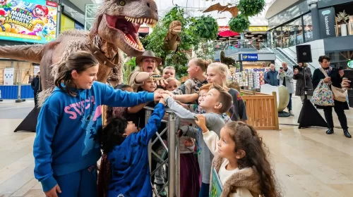 Nieuwegeinse kinderen openen officieel de Dino Experience op Cityplaza