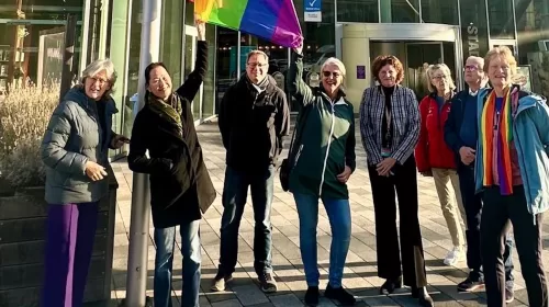 Gemeente Nieuwegein hijst regenboogvlag tijdens Coming Out Dag