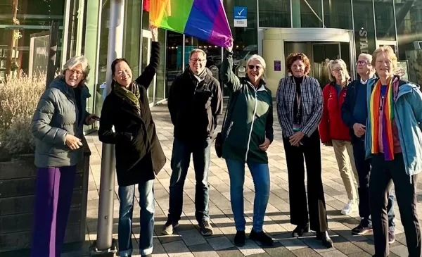 Gemeente Nieuwegein hijst regenboogvlag tijdens Coming Out Dag